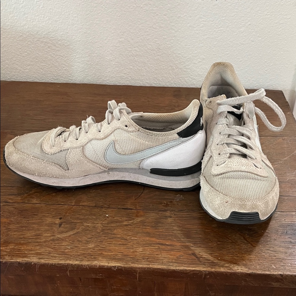 Nike internationalist sneakers women size 9